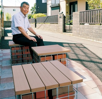 ベンチに座る三澤会長