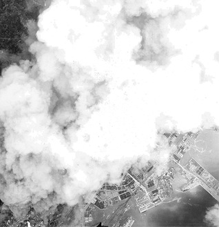 東神奈川上空から撮影した空襲写真（横浜市史資料室所蔵・山本博士資料）