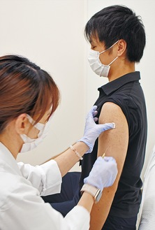 ワクチン接種をうける組合企業の従業員