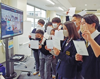 オンラインで交流する関東六浦高の生徒