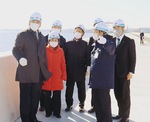 護岸上で三浦のぶひろ参院議員（左）とともに、横浜市港湾局長より、施設整備について説明を受けるたけのうち猛市議（右）