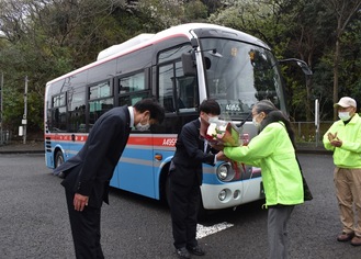 出発前に湘南八景自治会から運転手に花束が贈呈された