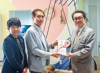 田川代表（中央）に支援金を渡す黒田社長（右）
