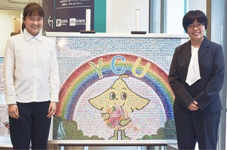完成したモザイクアートと山中さん（左）、淺香さん