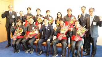 （前列左から）早瀨久美選手、憲太郎選手、山中市長、竹村選手、滝澤選手（写真提供／横浜市）