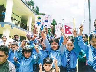 贈られた鉛筆を手にしたネパールの子どもたち（平綿さん提供）