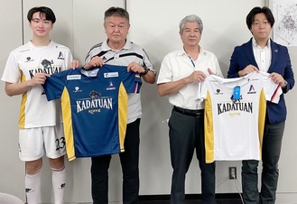 ユニフォームを手にする佐藤選手、鈴木専務理事、内田会長、馬場監督（左から、同クラブ提供）
