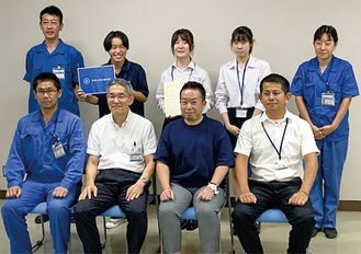 認定証を持つ横浜氷取沢高の生徒や鈴木代表ら＝金沢土木事務所提供