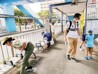 磯子駅前を清掃するスカウトたち＝横浜第94団提供