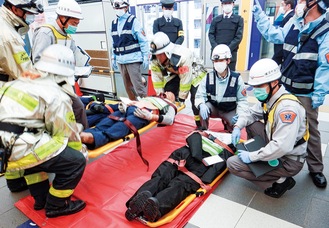 負傷者を救出する参加者たち＝金沢消防署提供