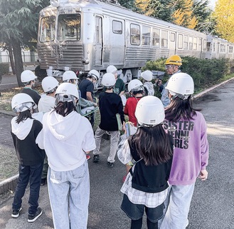 日本初のステンレス車両を見学する児童