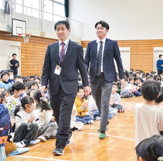 市岡校長（中央左）と体育館へ登場した石田さん（同右）