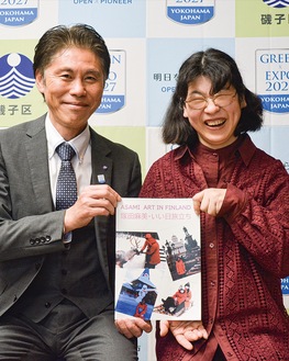 笑顔を見せる塚田麻美さん（右）と関森区長