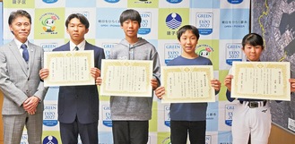 関森区長と表彰された高橋さん、中島さん、茜ケ久保さん、清藤さん（左から）