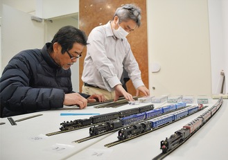 模型の展示準備をする屋鋪さん（左）と杉田劇場のスタッフ＝３月７日