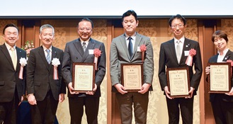木田会長（左から２人目）と目録を受け取った各区の区長や副区長ら