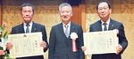 感謝状を受けた歴代会長の山田さん（左）と榎本さん（右）