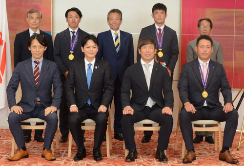 山中市長（前列左から2人目）に優勝を報告したチームの関係者ら