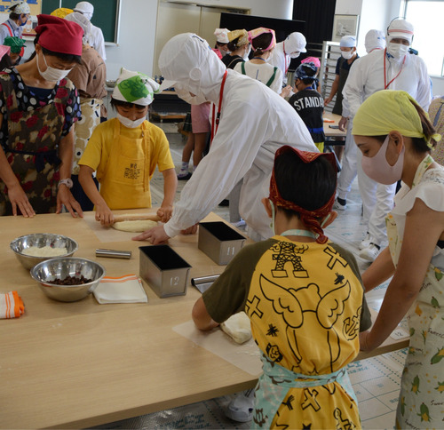 パンの生地をこねる参加者たち