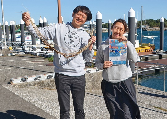 コンブの苗を手にする幸海ヒーローズの富本さん（左）とプロジェクト担当の稲垣はる香さん