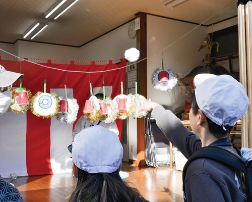 東川町内会館で的当てゲームに挑戦する児童