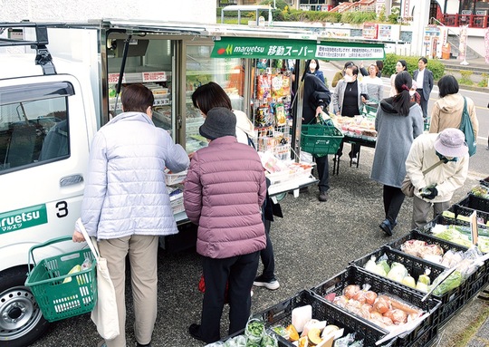 初日の移動販売で商品を選ぶ地域住民ら