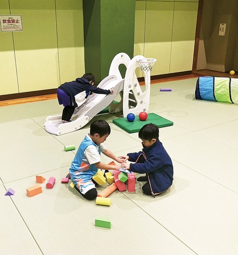 武道場で遊ぶ子どもたち＝たきがしら会館提供