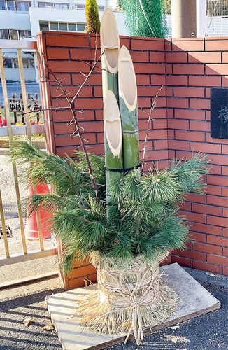 同校正門前に飾られている手作りの門松