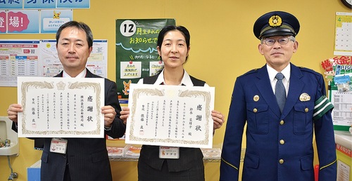 感謝状を渡した佐藤署長（右）