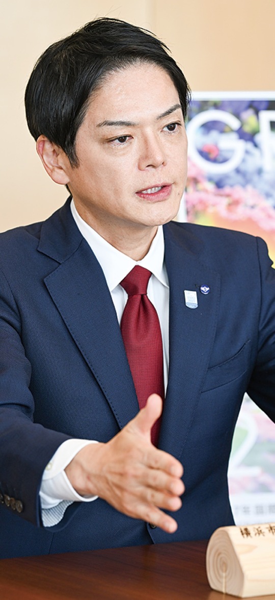 取材に答える山中市長