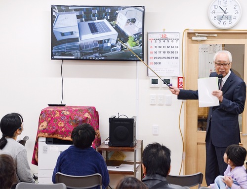 映像を見せながら装置を解説する金子会長（右）