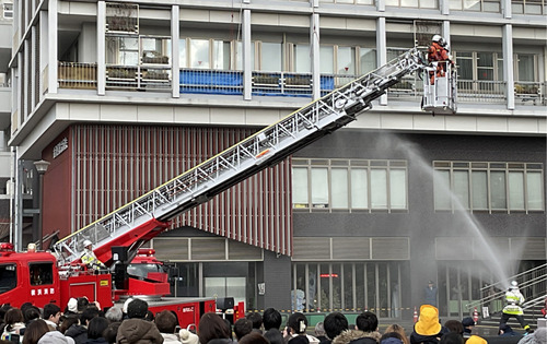 区役所前で行われた総合訓練の様子