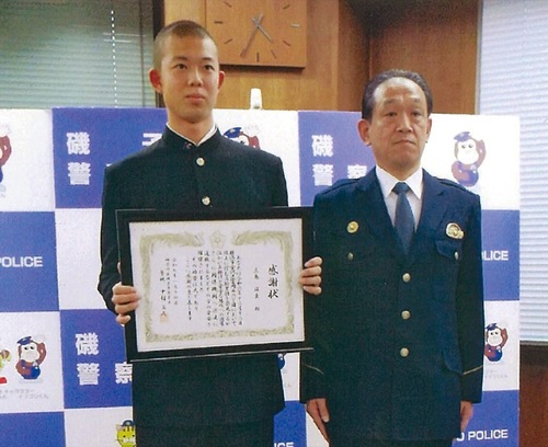 感謝状を受けた三島さん（左）と中村署長＝磯子警察署提供