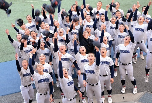 喜びを爆発させる横浜の部員