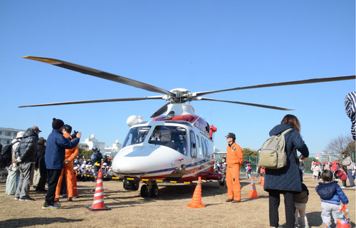 地域住民らが見学する消防ヘリコプター「はまちどり２」