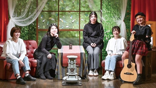 劇団糸のメンバー＝劇団糸提供