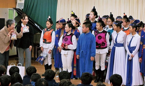 カナリヤ幼稚園での交流会の様子＝提供