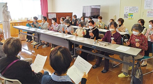 月例会でミュージックベルの演奏を楽しむ会員＝同クラブ提供