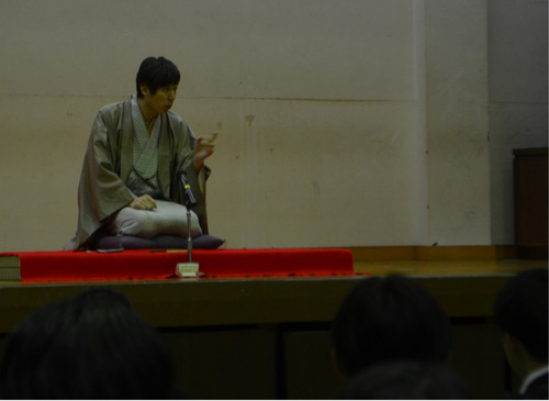 生徒らに選挙の大切さについて話す桂さん