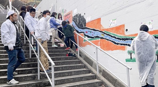 階段沿いのよう壁に大岡川を描く児童