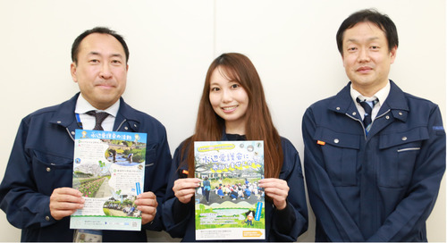 作成したチラシを手にする下水道河川局の職員