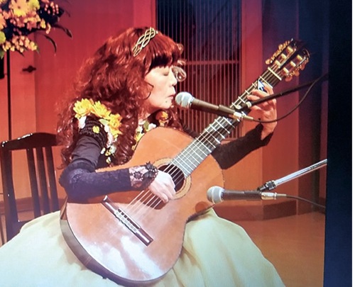 演奏する篠崎さん＝本人提供