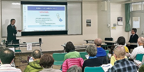 講演する小野関さん（左）