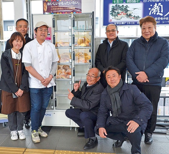 食品ロスを削減するロッカー型自動販売機と関係者