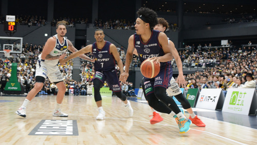 横浜ビー・コルセアーズに所属する磯子区出身のキング開選手（右）