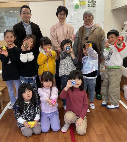 ランドセルを手にポーズを取る園児たち