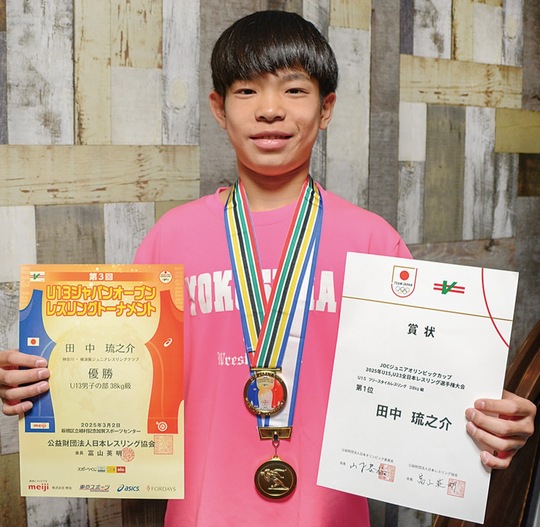 メダルを掛け賞状を手にする琉之介さん