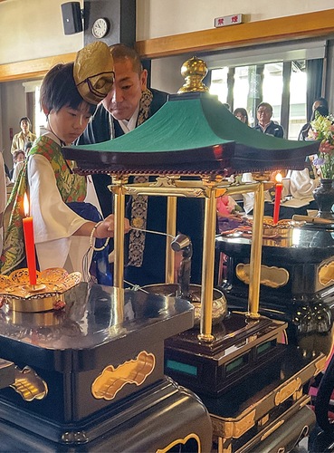 釈迦像に甘茶をかける稚児代表