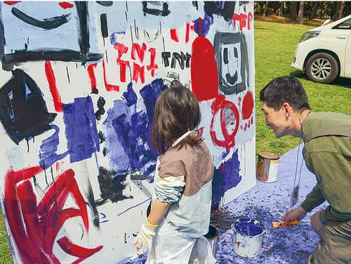 塗装を楽しむ来場者