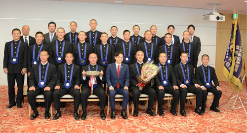 山中市長（前列左から4人目）に優勝を報告した横浜高校の選手や関係者たち